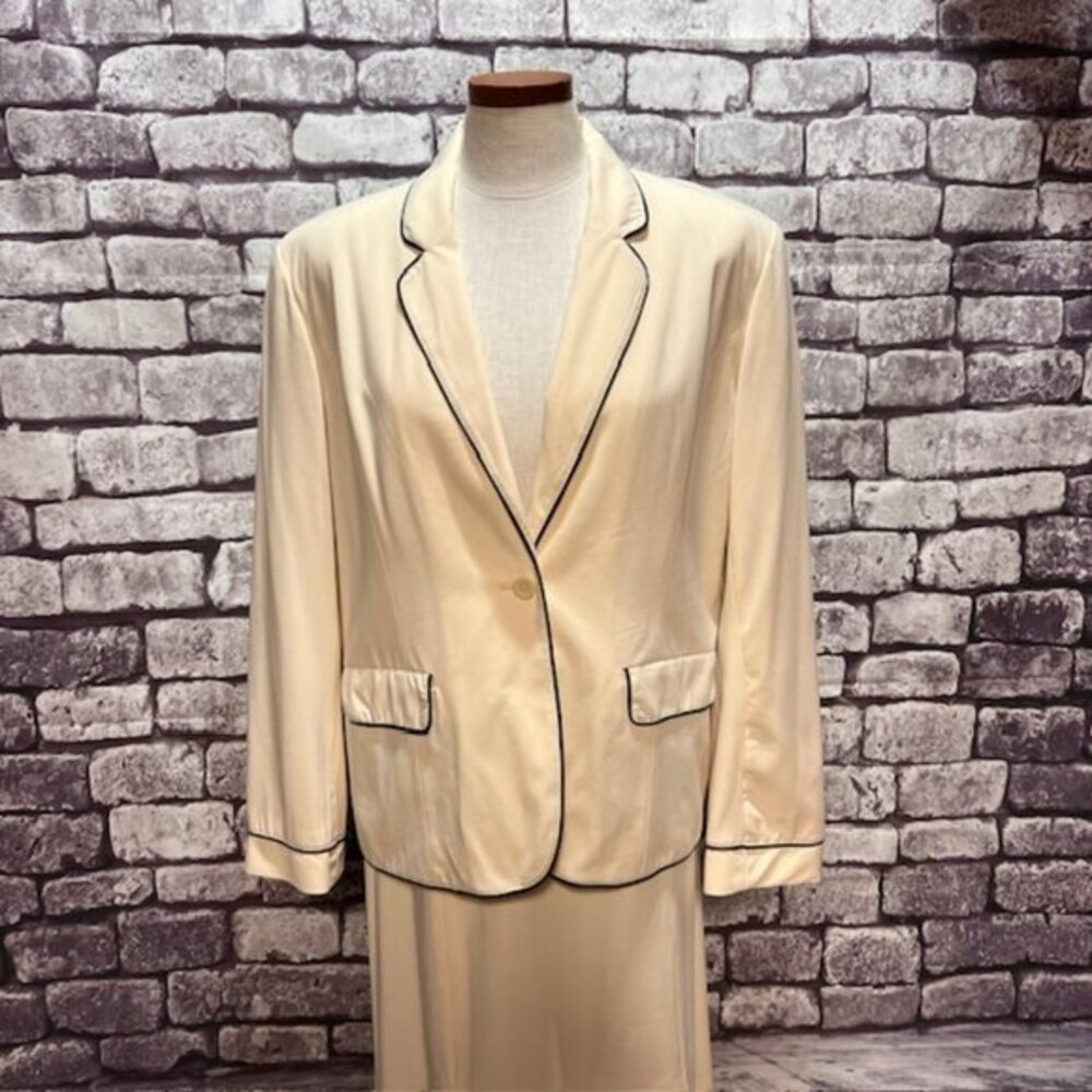 Dialogue Ivory & Black Skirt Suit Size 16